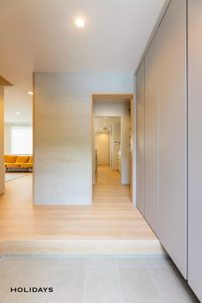 リビングと玄関が直接繋がるナチュラルモダンのお家"