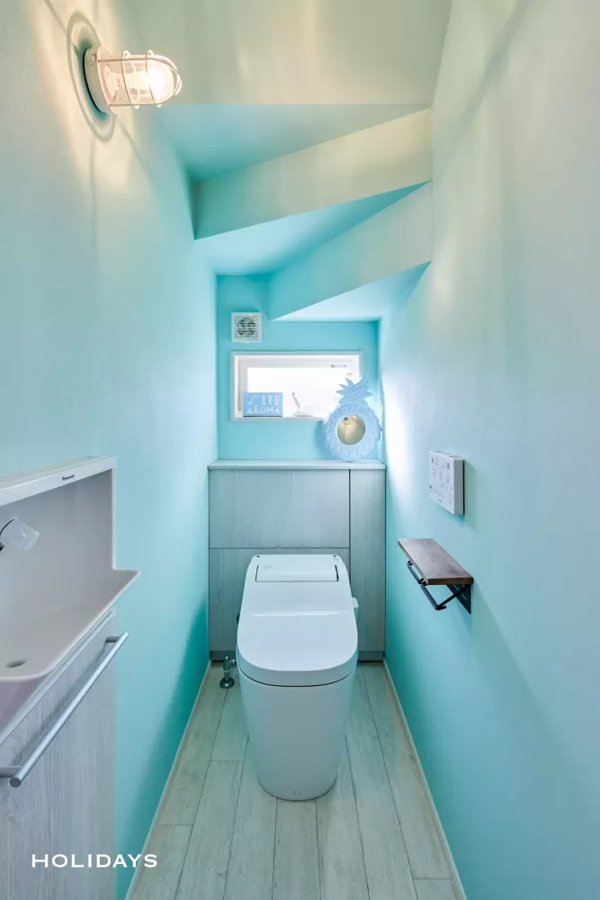 階段下をうまく活用したマリンテイストのトイレ空間"