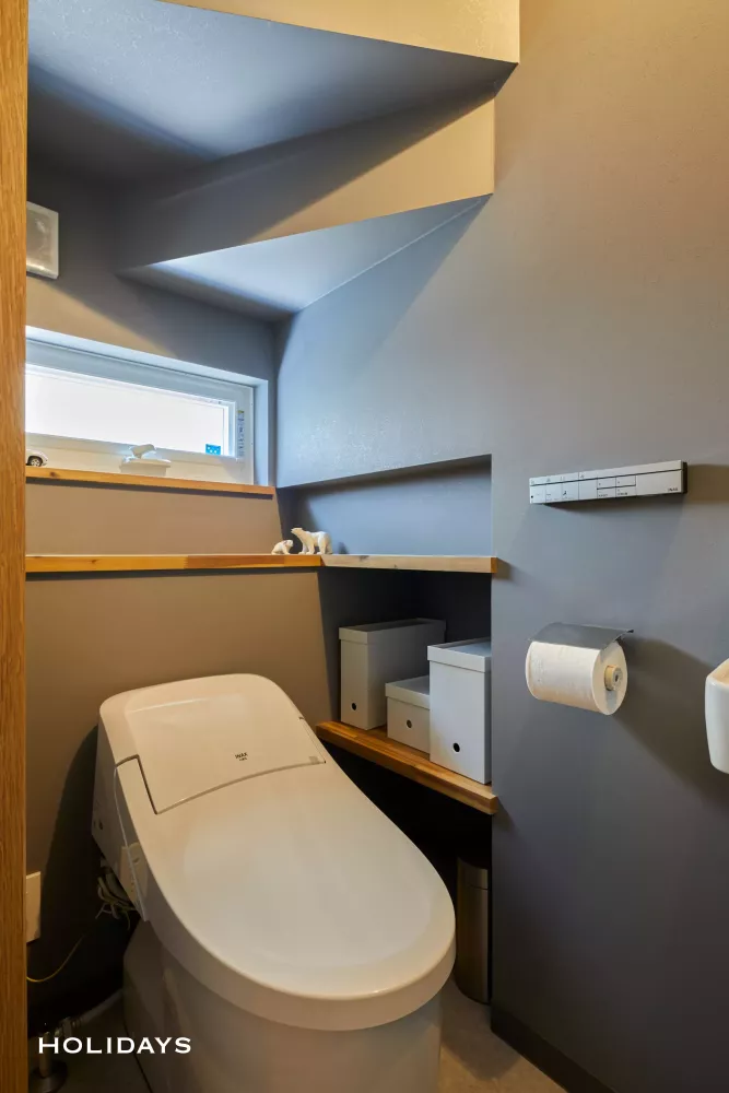 階段下をうまく活用したニッチ収納が特徴のトイレ"