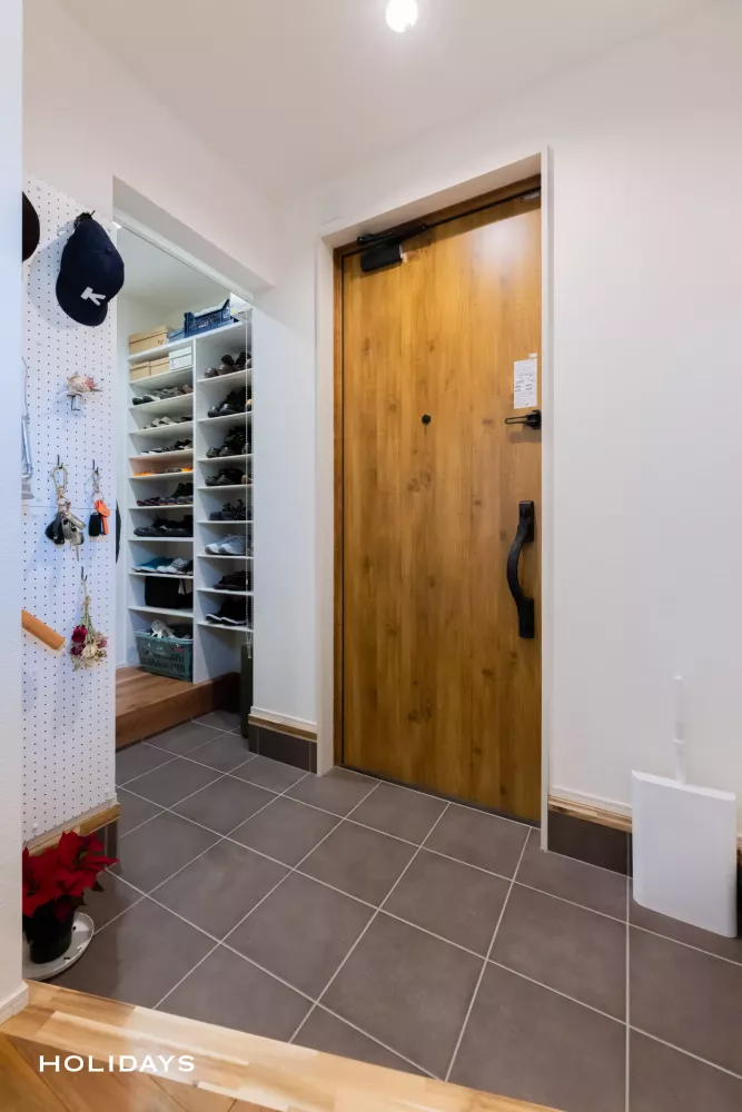 有孔ボードで収納力抜群のシューズインクローゼット"