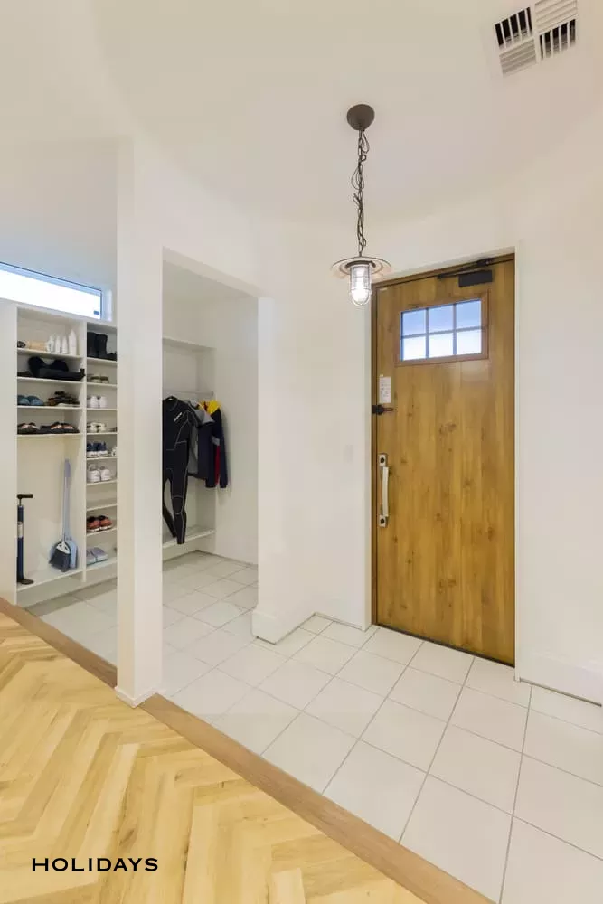 ウェットスーツやアウトドア用品も収納できる広々シューズインクローゼット"