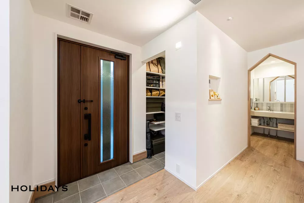 リビングと玄関が直接繋がる解放感のあるナチュラルハウス"