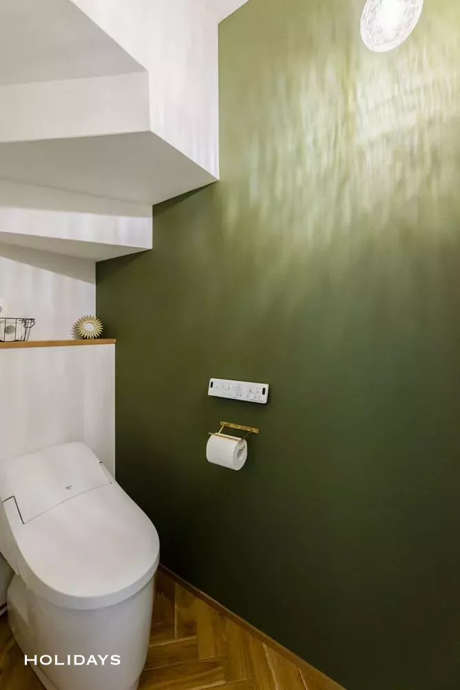 階段下をうまく活用した、ヘリンボーンの床材で落着きのあるトイレ"